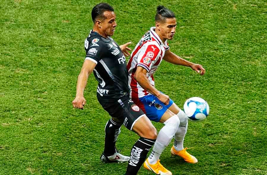 El Brujo pelea el balón con Mario de Luna