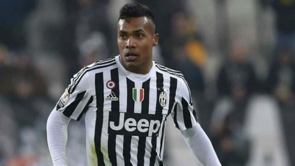 Alex Sandro en un partido con la Juventus 