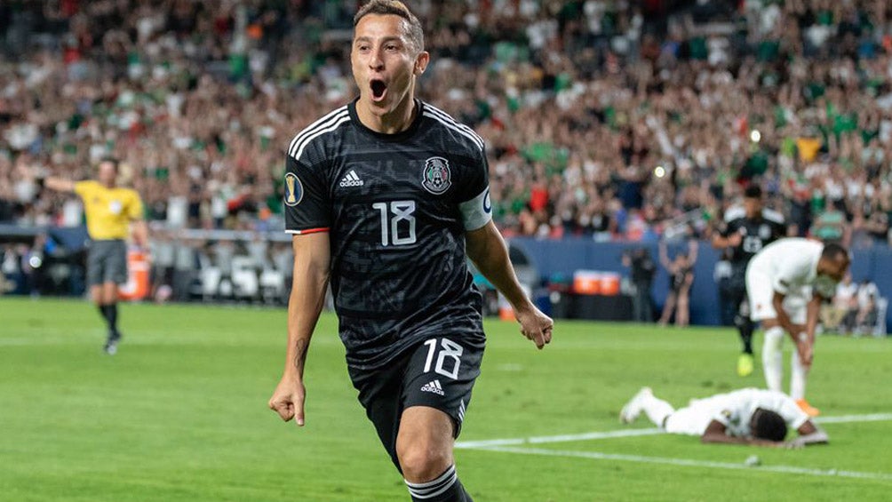 Guardado festeja un gol con el Tri