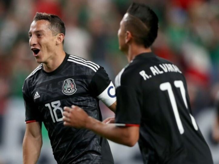 Guardado y Alvarado festejan una anotación