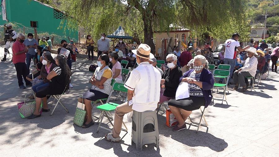 Adultos mayores esperan vacuna contra Covid-19