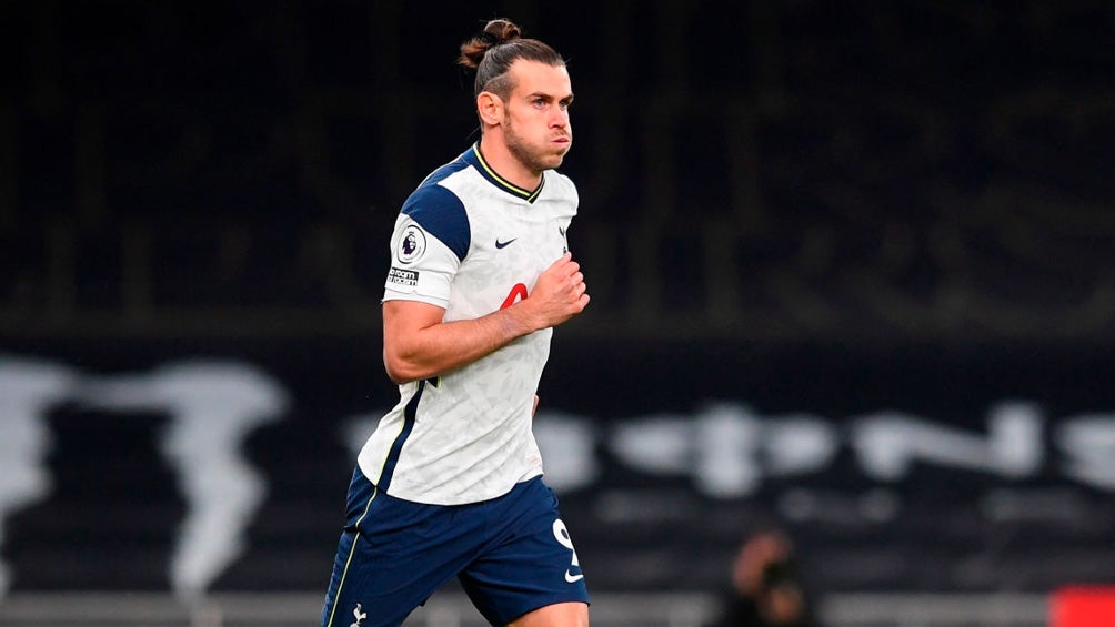 Gareth Bale durante un duelo con el Tottenham 