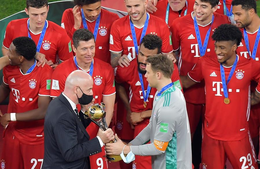 El presidente de la FIFA entrega el trofeo al Bayern