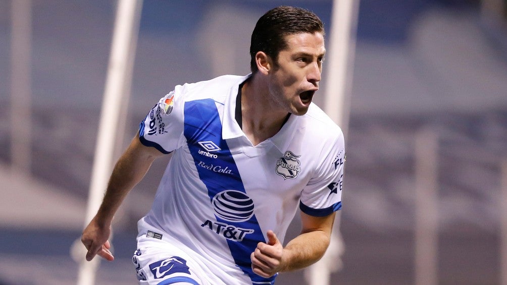 Santiago Ormeño durante un partido con Puebla