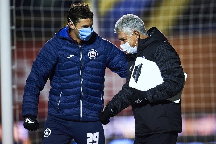 Ferretti platica con Chaquito antes del juego contra Cruz Azul