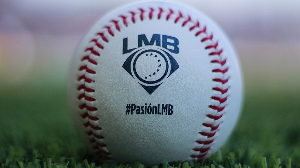 Pelota en un estadio de la Liga Mexicana de Beisbol