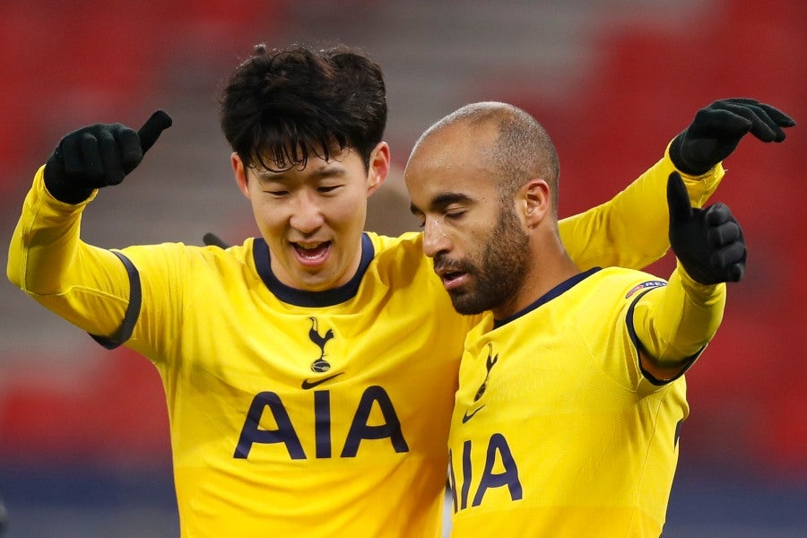 Son y Lucas Moura tras anotar un gol a favor del Tottenham