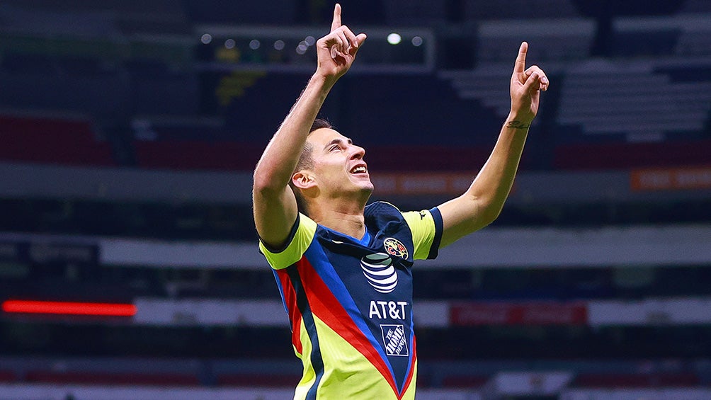 Mauro Lainez celebra un gol con América