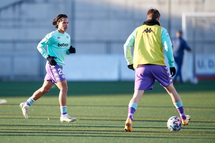 Diego Lainez durante un entrenamiento con el Betis