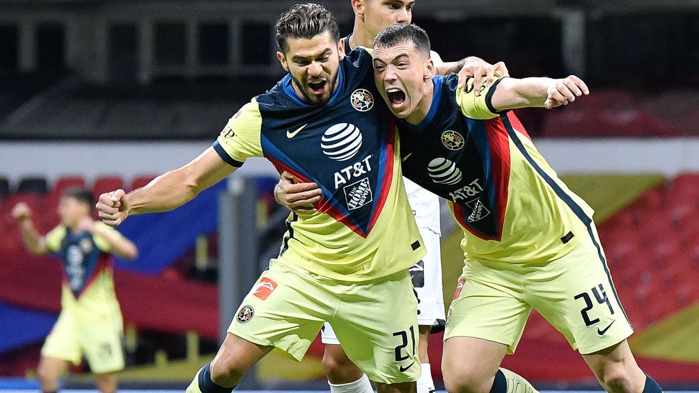 Henry y Viñas festejan un gol de las Águilas