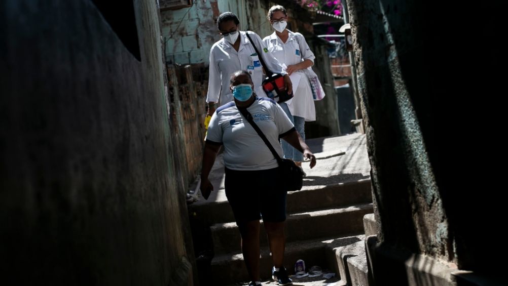 Personal médico de Brasil combatiendo la pandemia