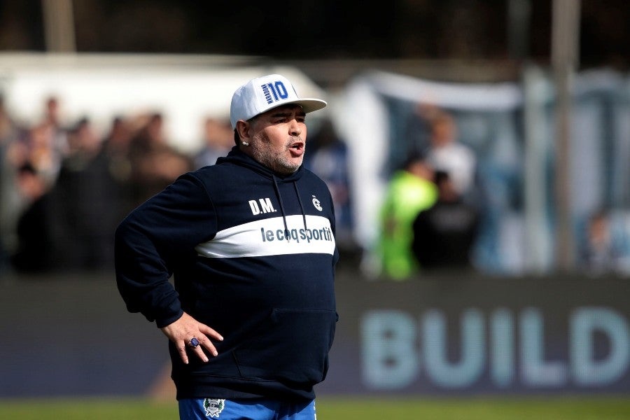 Diego Maradona durante un partido con Gimnasia y Esgrima