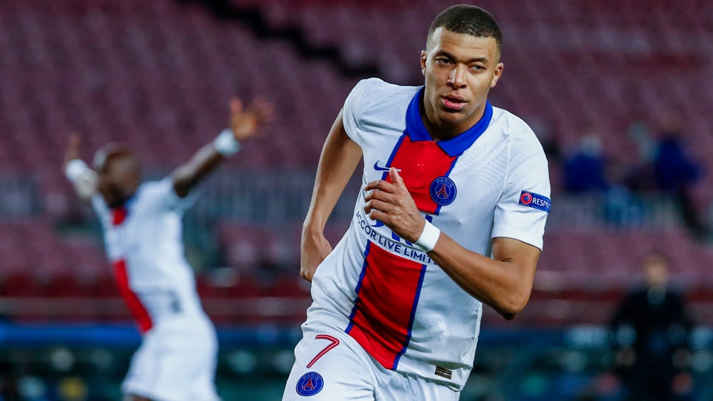 Kylian Mbappé festeja un gol en el Camp Nou 