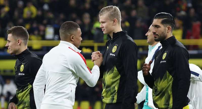 Mbappé y Halaand en saludo