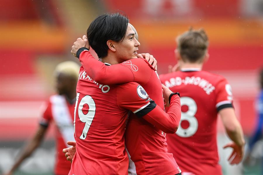 Takumi Minamino festeja un gol ante el Chelsea