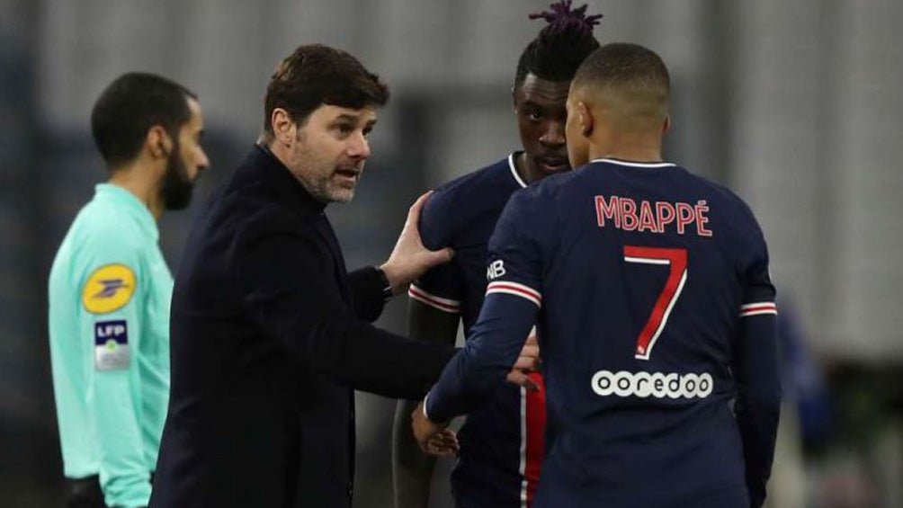 Pochettino dirige unas palabras a sus pupilos