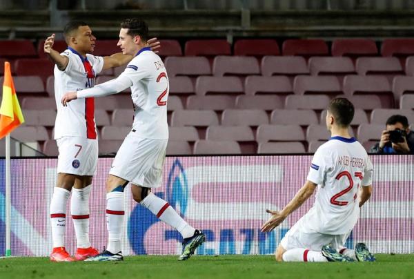 Kylian Mbappé, Julian Draxler y Ander Herrera celebran gol en el encuentro contra el Barcelona