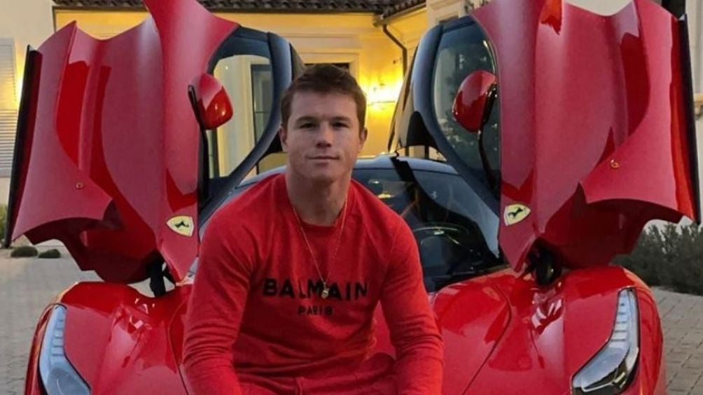 Canelo Álvarez con su Ferrari 