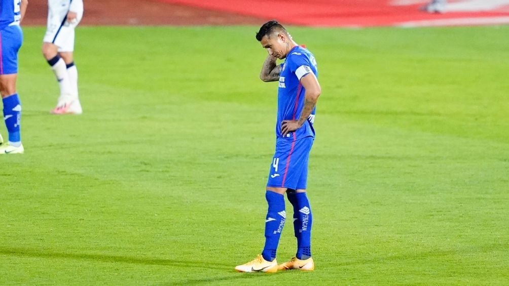 Domínguez en un partido con Cruz Azul