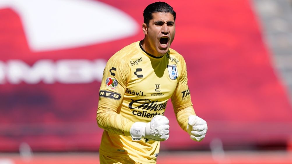 Gil Alcalá en un partido con el Querétaro