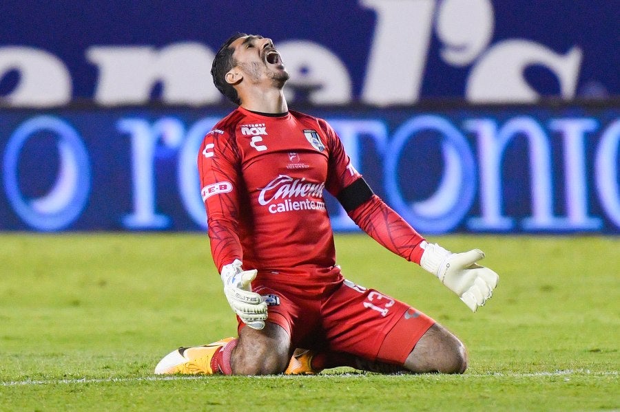 Gil Alcalá festejando un gol a favor del Querétaro