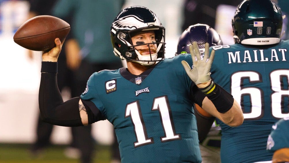 Carson Wentz durante un partido con Eagles