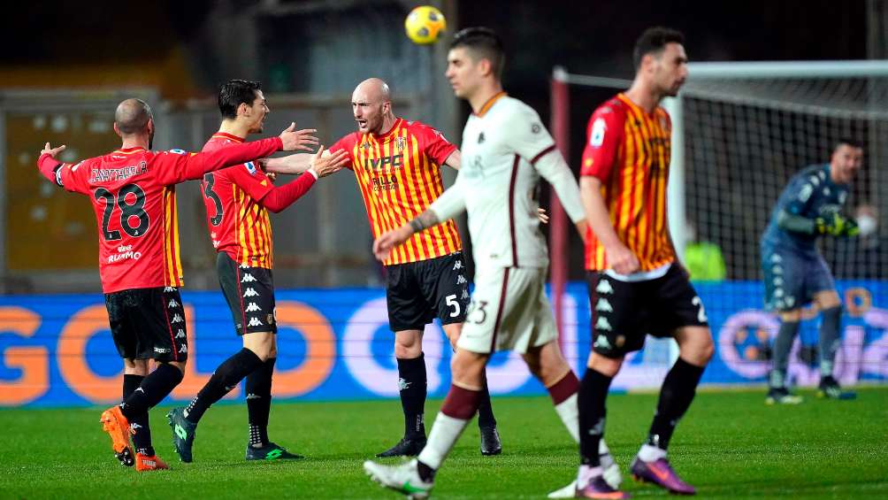 Jugadores de Benevento en festejo ante la Roma