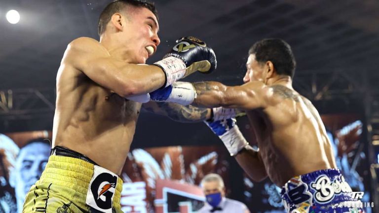 Óscar Valdez y Alacrán Berchelt en pelea 