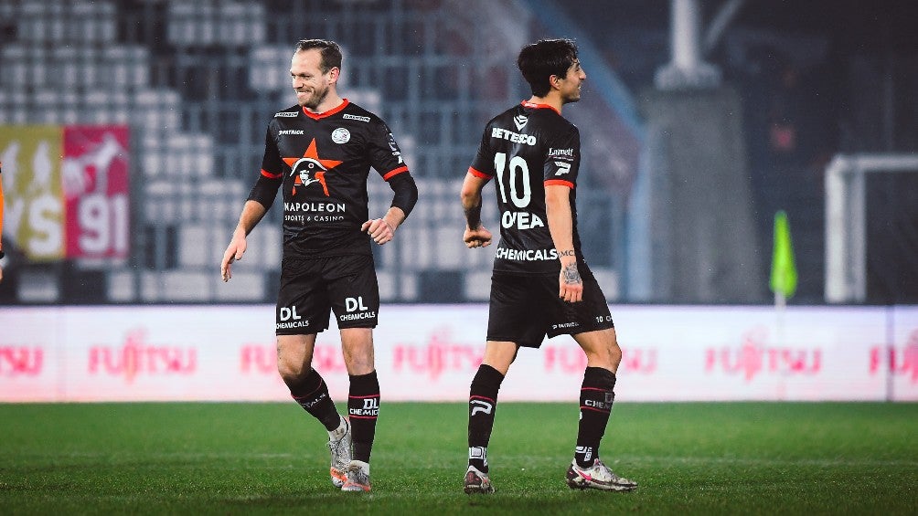 Omar Govea durante un partido con Zulte Waregem