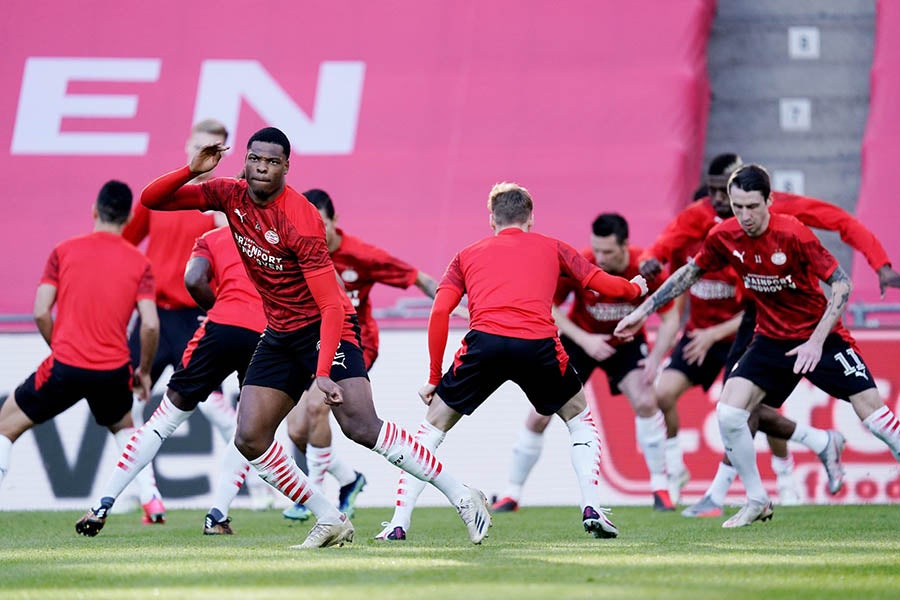 Calentamiento de los jugadores del PSV en el Philips Stadion