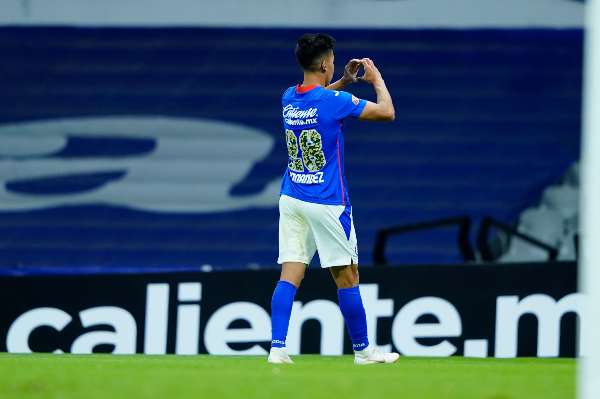 Pol Fernández en festejo con Cruz Azul