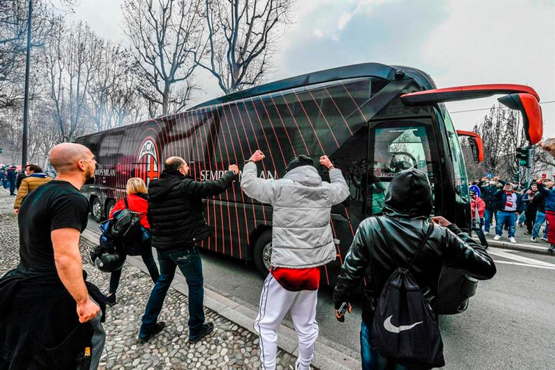 Seguidores gritan al camión del club rossonero