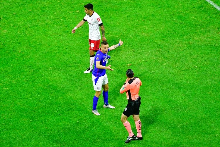 Óscar Macías en partido entre Cruz Azul y Toluca