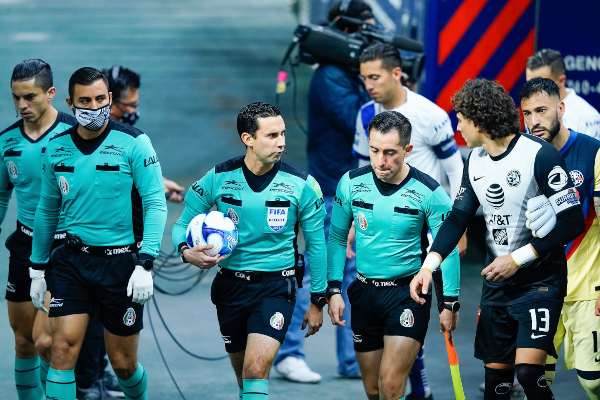 Cuerpo arbitral previo a un partido de Chivas