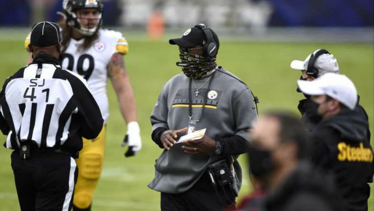 Mike Tomlin durante el juego de los Steelers 