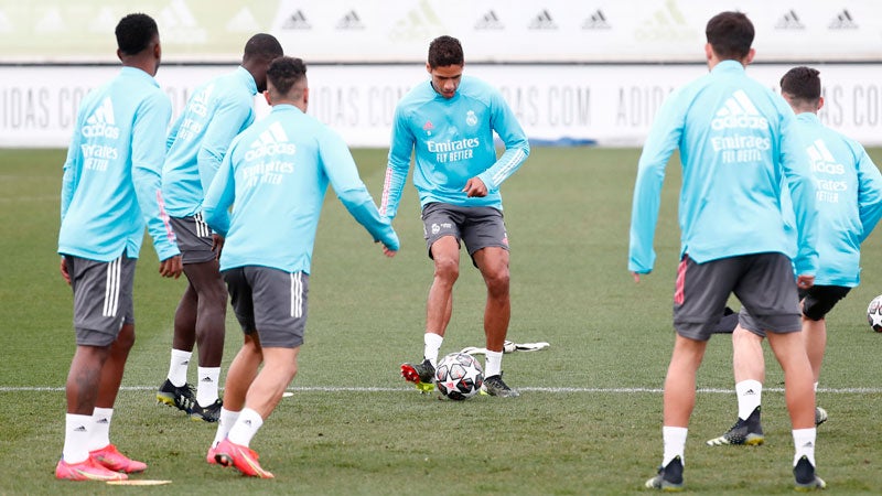 Jugadores merengues entrenando para Champions