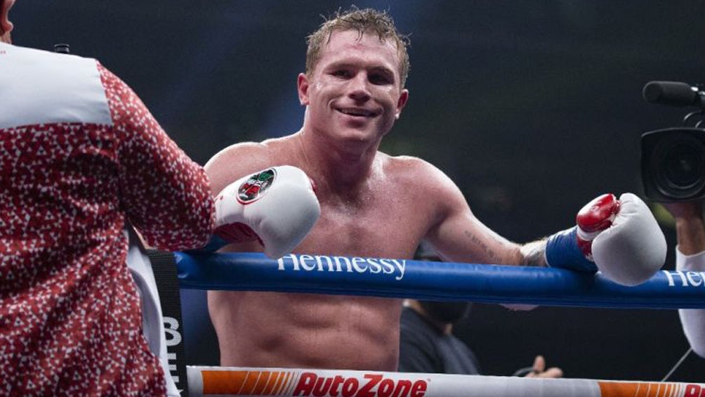 Canelo Álvarez en victoria sobre Callum Smith