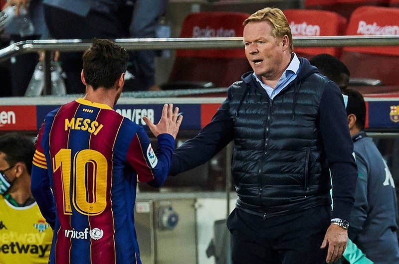 Ronald Koeman saluda a Messi en un duelo del Barcelona 