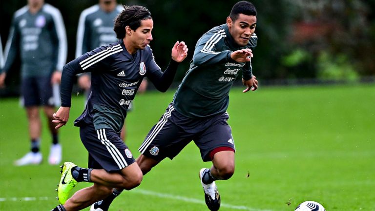 Lainez pelea un balón con Sepúlveda en el Tricolor