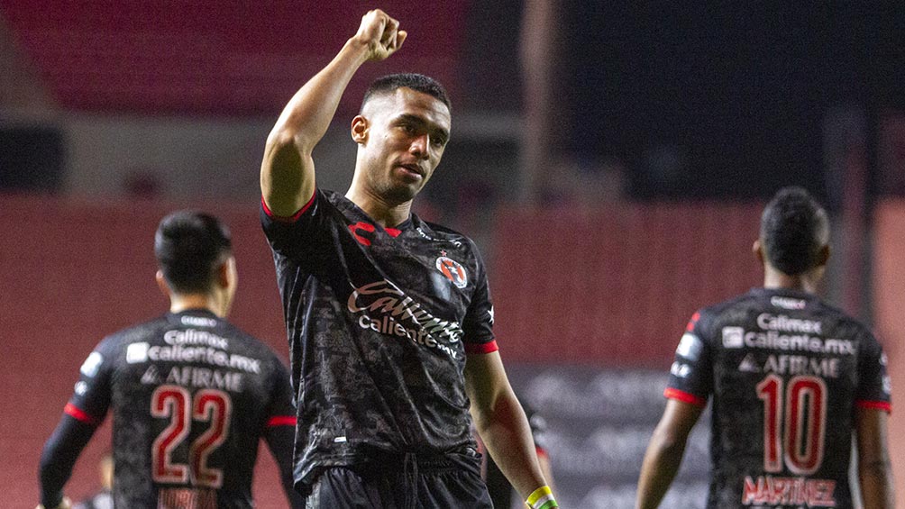 Mauro Manotas festeja un gol con Xolos