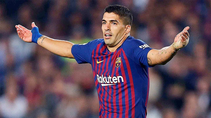 Luis Suárez durante un duelo con el Barcelona