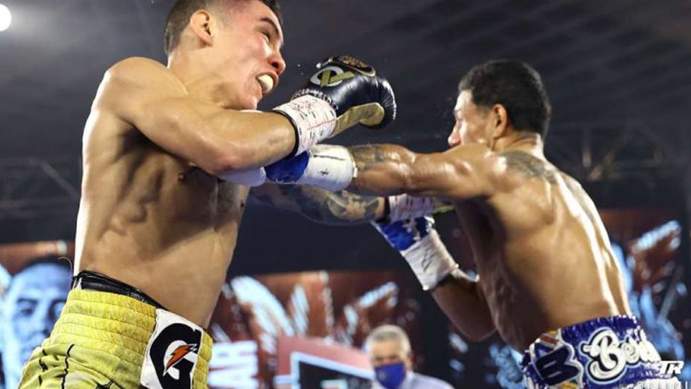 Óscar Valdez y Alacrán Berchelt en pelea 