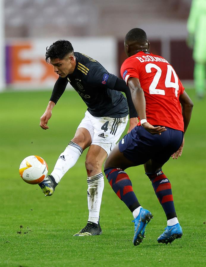 Edson Álvarez durante un partido con Ajax