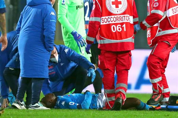 Victor Osimhen, delantero del Napoli sufre golpe en la cabeza en juego contra Atalanta