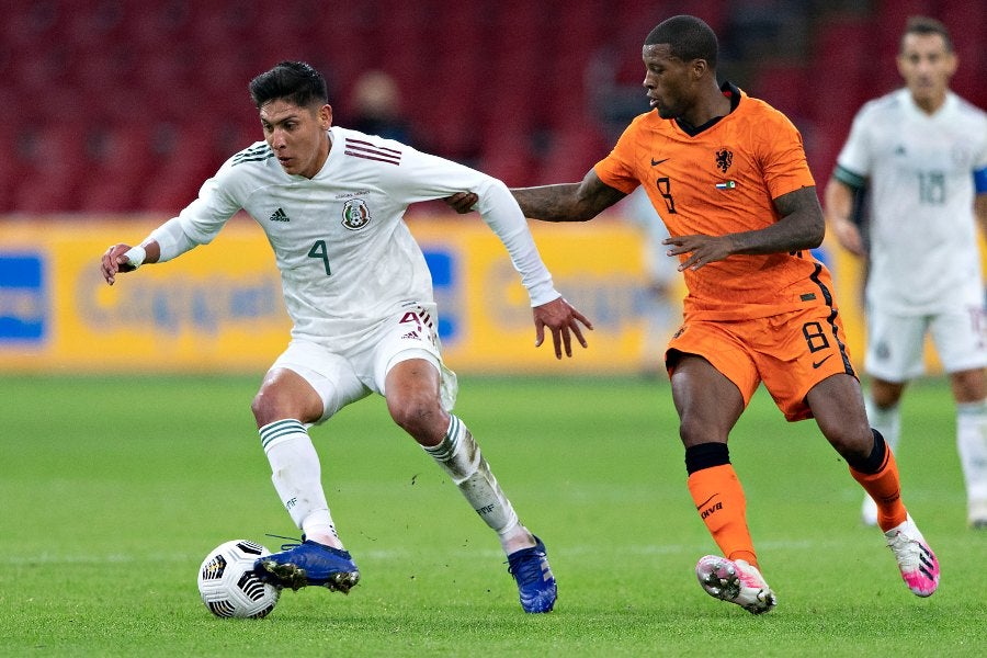 Edson Álvarez durante un partido con México