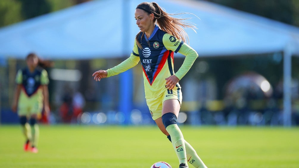 Janelly Farías durante un partido con América Femenil