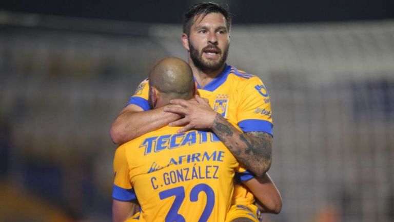 André-Pierre Gignac celebrando una anotación