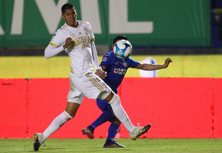 Hugo Ayala en el partido entre Tigres y Cruz Azul