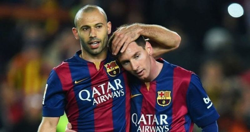 Mascherano y Messi durante un duelo con el Messi 