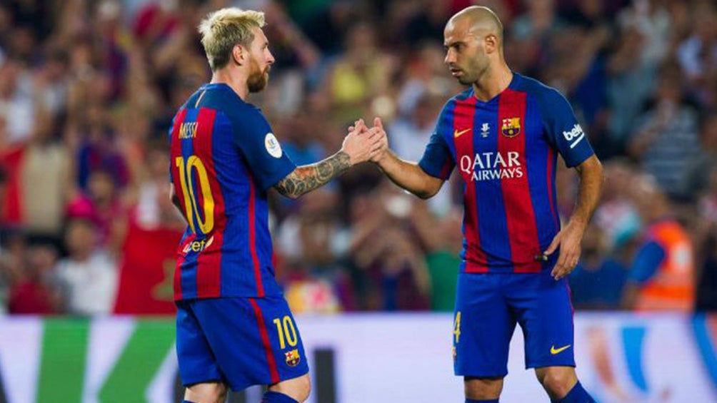 Mascherano y Messi durante un duelo con el Messi 